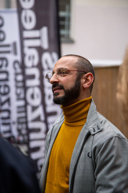 Behzad Karim Khani vor dem Ballhaus Prinzenallee