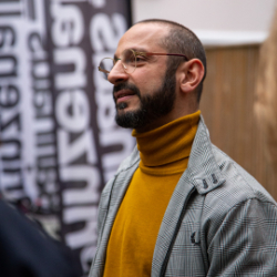 Behzad Karim Khani vor dem Ballhaus Prinzenallee